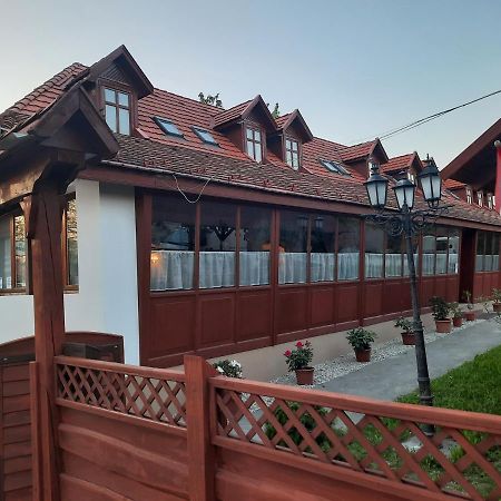Hat Testvér Fogadó Domsod Exterior foto