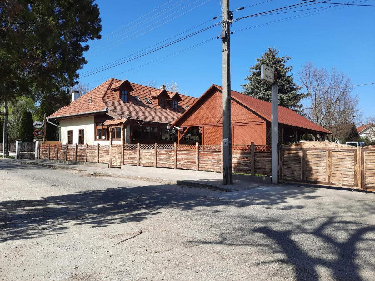 Hat Testvér Fogadó Domsod Exterior foto