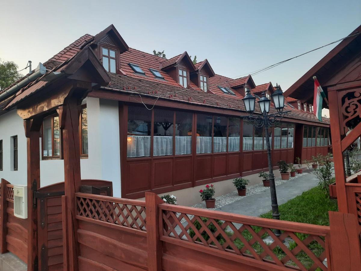 Hat Testvér Fogadó Domsod Exterior foto