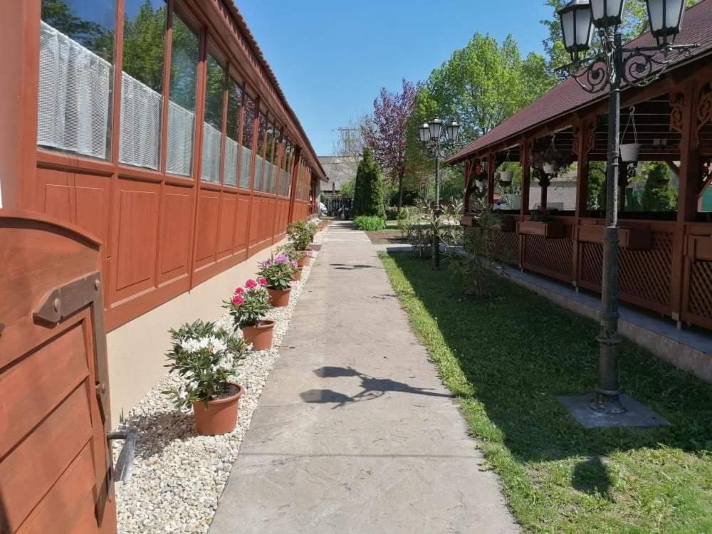 Hat Testvér Fogadó Domsod Exterior foto