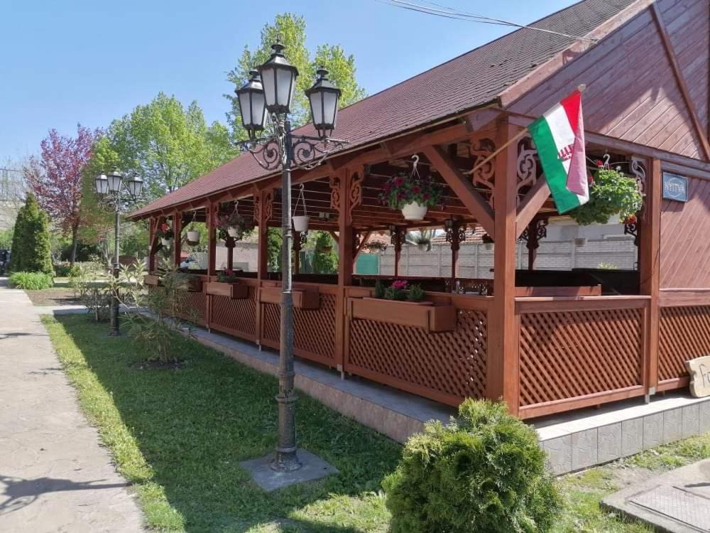 Hat Testvér Fogadó Domsod Exterior foto